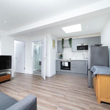 Cozy Single Level Flat With Parking Apartment Enfield Exterior foto