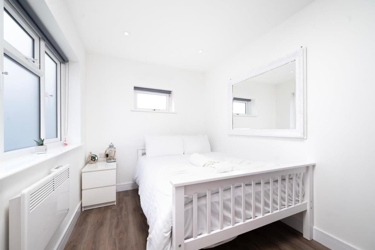 Cozy Single Level Flat With Parking Apartment Enfield Exterior foto