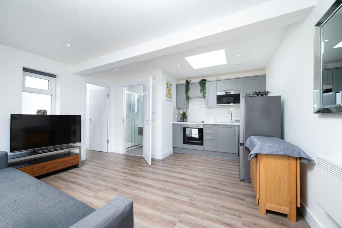 Cozy Single Level Flat With Parking Apartment Enfield Exterior foto