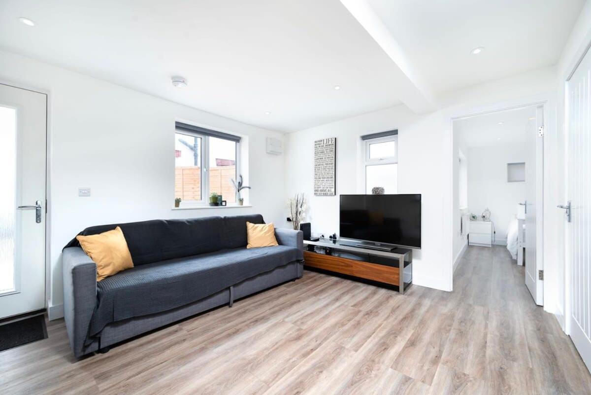 Cozy Single Level Flat With Parking Apartment Enfield Exterior foto