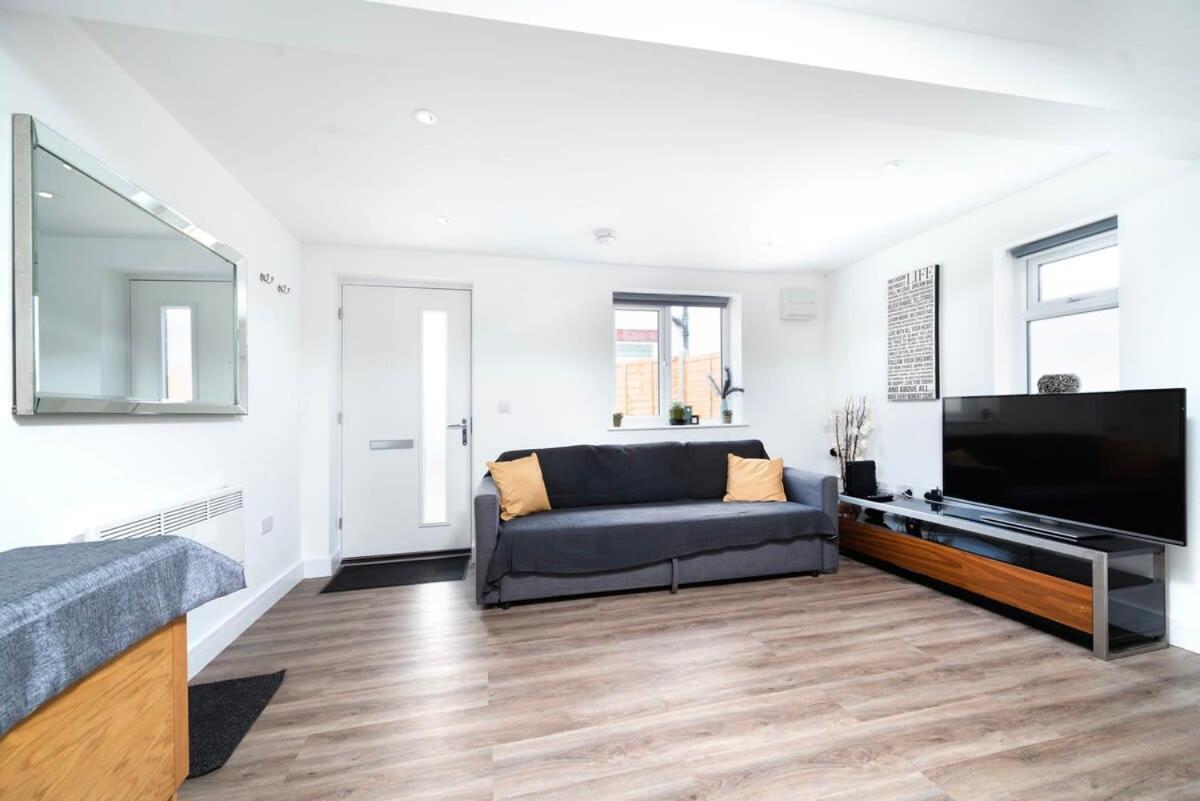 Cozy Single Level Flat With Parking Apartment Enfield Exterior foto